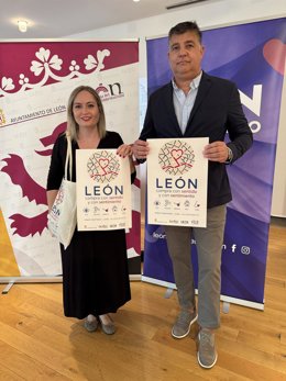 La concejala de Comercio del Ayuntamiento de León, Camino Orejas, y el presidente de León es Comercio, Octavio Fernández, en la presentación de la campaña 'León compra con sentido y sentimiento'.