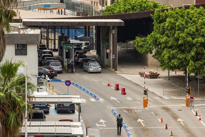 Archivo - Imagen de agosto de varios vehículos en la frontera entre España y Marruecos, en Melilla