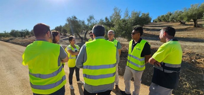 Visita a las obras en un camino rural.