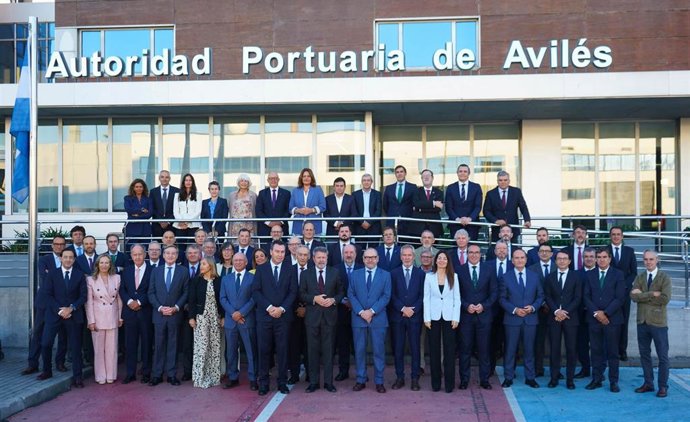 Participantes en la reunión anual de presidentes y directores del sistema portuario de interés general, celebrada en la Autoridad Portuaria de Avilés.