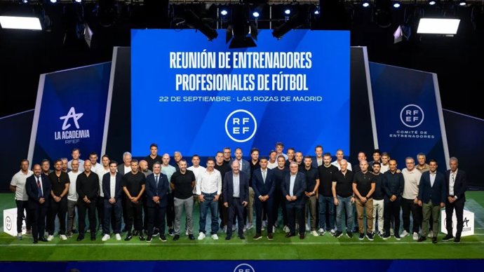 El presidente de la Real Federación Española de Fútbol (RFEF), Rafael Louzán, en un encuentro con los entrenadores de Primera y Segunda División.