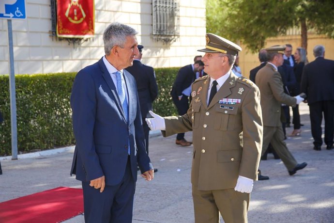 El delegado del Gobierno de España en Castilla-La Mancha, Jose Pablo Sabrido, y el coronel delegado de Defensa, Juan Luis Vizuete.