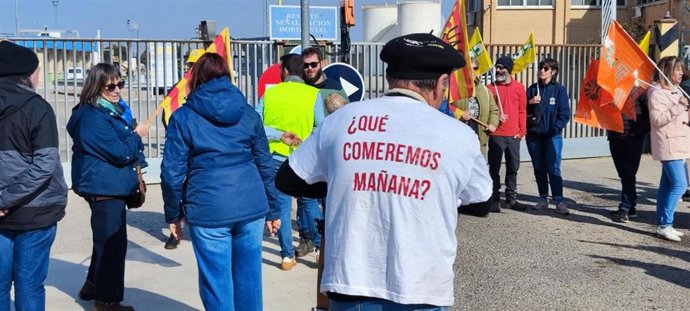 Archivo - Concentración de protesta convocada por las organizaciones agrarias UAGA-COAG, ARAGA, UPA Aragón y ASAJA Aragón a la entrada del Centro Logístico de Hidrocarburos ubicado en Monzalbarba (Zaragoza) cobtra la "subida abusiva" del precio del gasoil