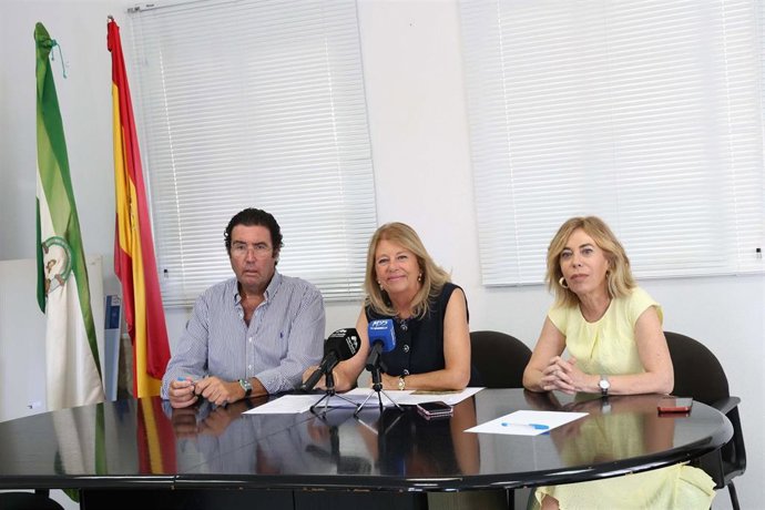 La alcaldesa de Marbella, Ángeles Muñoz, acompañada de la concejala del Distrito de Las Chapas, María José Figueira, y del director general, Carlos Alcalá.