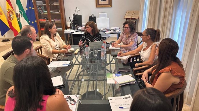 Carmen Granados (al fondo, izda.) habla con Matilde Esteo (al fondo, centro), durante la reunión celebrada en el Ayuntamiento de Palma del Río.