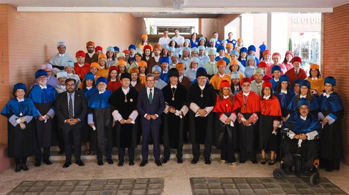 Foto de familia tras la inauguración del curso académico en la UPO tras ser suspendido el acto por una protesta de estudiantes.