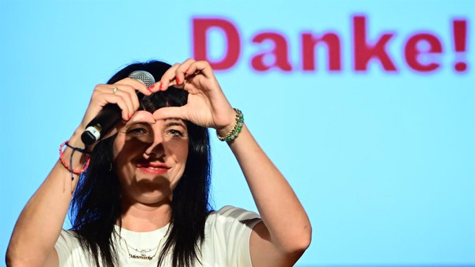 20 September 2026, Berlin: Elif Eralp, the party's top candidate and deputy chair of the Left parliamentary caucus, addresses supporters and party members at an election party held by Berlin's Die Linke at the Festsaal Kreuzberg. Photo: Sebastian Gollnow/
