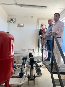 El diputado de Servicios Públicos Supramunicipales, Gonzalo Domínguez, en su visita a las obras de abastecimiento de agua en alta a las pedanías de la localidad hispalense de El Madroño.