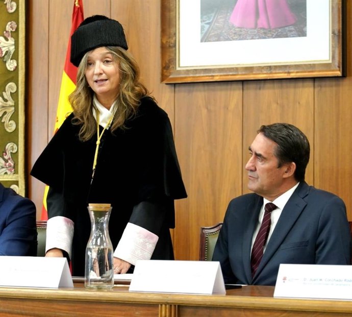 La rectora de la ULE, Nuria González, y e lconsejero de Industria, Universidades, Empleo y Comercio, Juan Carlos Suárez-Quiñones, en el acto de apertura del curso académico 2026/27.
