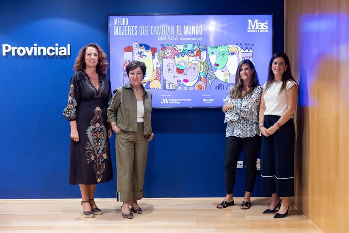 La vicepresidenta de Ciudadanía y Equilibrio Territorial de la Diputación de Málaga, Antonia Ledesma, en la presentación junto a la presidenta y editora de la revista Mujeres a Seguir, Esther Valdivia, y la diputada de Igualdad, Mariola Vergara.