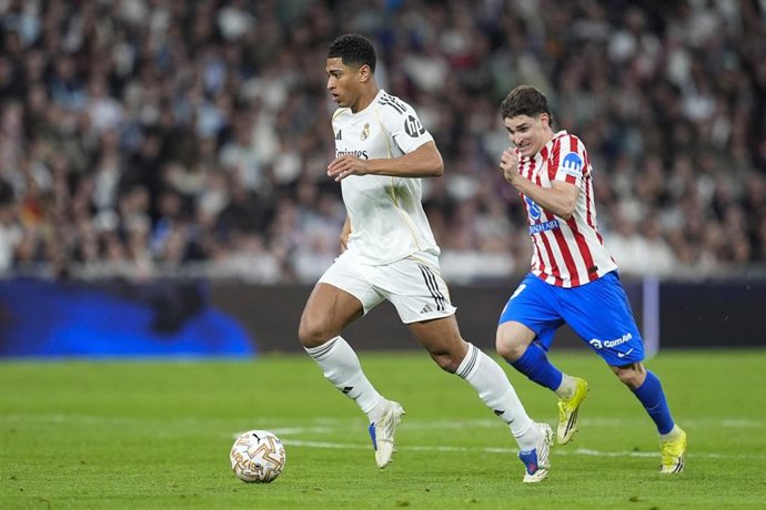 Archivo - Jude Bellingham (Real Madrid CF) y Julián Álvarez (Atlético de Madrid), en un derbi en el Santiago Bernabéu.