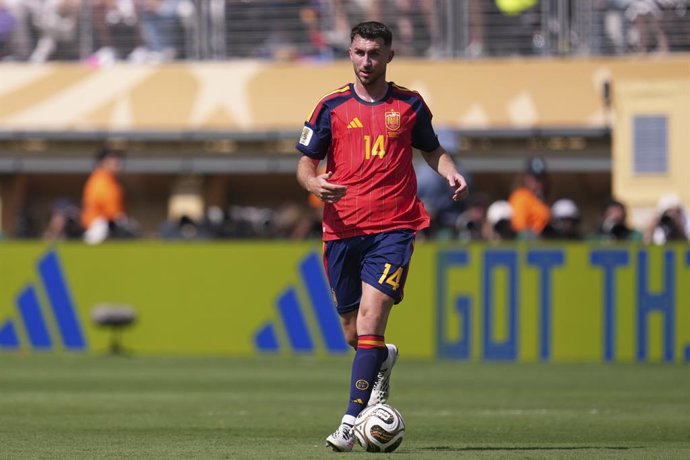 Archivo - Aymeric Laporte of Spain runs with the ball during the FIFA World Cup 2026 Final match between Spain and Argentina at New York New Jersey Stadium on July 19, 2026 in East Rutherford, United States.
