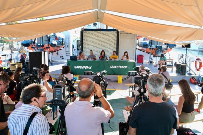 Rueda de Greenpeace pel juí demà contra 11 activistes acusats de participar en una protesta pacífica el 2021 en el port de Sagunt contra un buc carregat de gas.