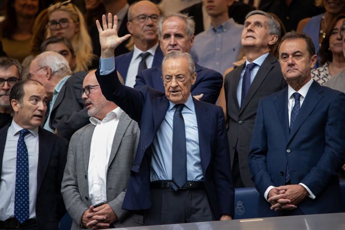 30 August 2026, Spain, Madrid: Florentino Perez, President of Real Madrid, waves from the stands in action during the Spanish Primera Division soccer match between Ral Madrid and Malaga at the Bernabeu Stadium. Photo: David Canales/SOPA Images via ZUMA Pr
