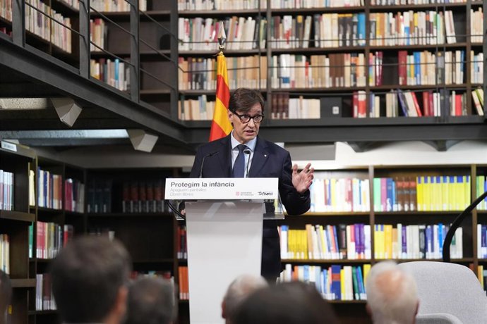 El presidente de la Generalitat, Salvador Illa, interviene durante la clausura del acto 'Protegim la infància. Apaguem pantalles, obrim llibre', a 22 de septiembre de 2026, en Barcelona, Catalunya (España). El acto aborda el bienestar digital de niños y a