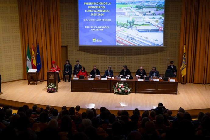 El consejero de Universidad, Industria, Energía e Innovación, Jorge Paradela, momentos antes de situarse en el atril para intentar pronunciar una intervención en la Pablo de Olavide, interrumpida por un grupo de estudiantes.