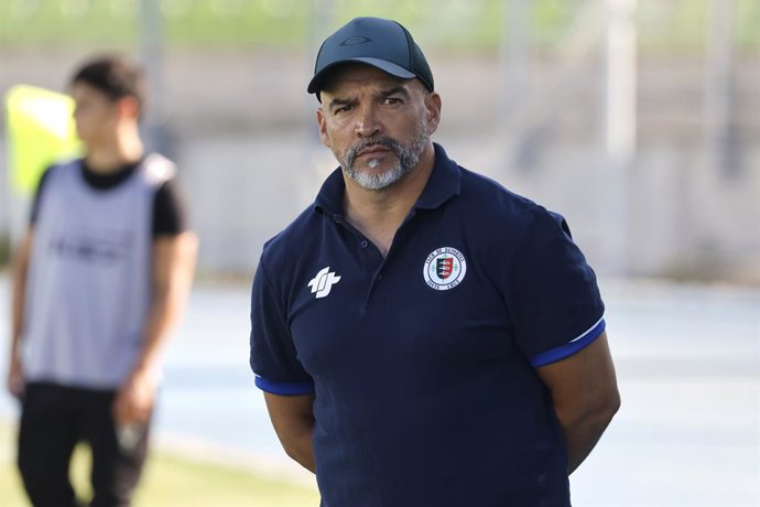 Futbol, Santiago Wanderers vs Deportes Santa Cruz Fecha 3, Liga de Ascenso 2026 El entrenador de Deportes Santa Cruz, John Armijo, durante el partido de la Liga de Ascenso contra Santiago Wanderers disputado en el estadio Elias Figueroa de Valparaiso,