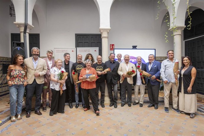 Foto de familia de los homenajeados.