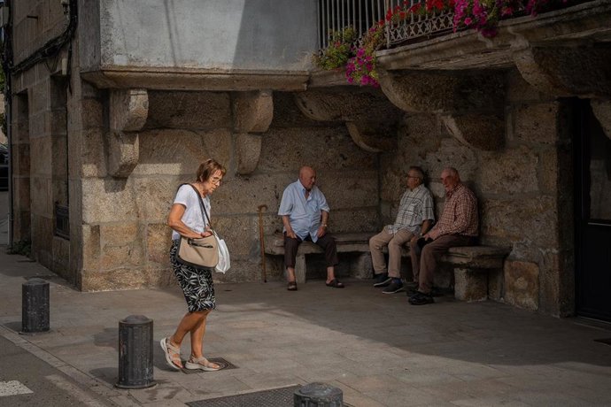 Varias personas descansan a la sombra, a 4 de septiembre de 2026, en A Cañiza, Pontevedra