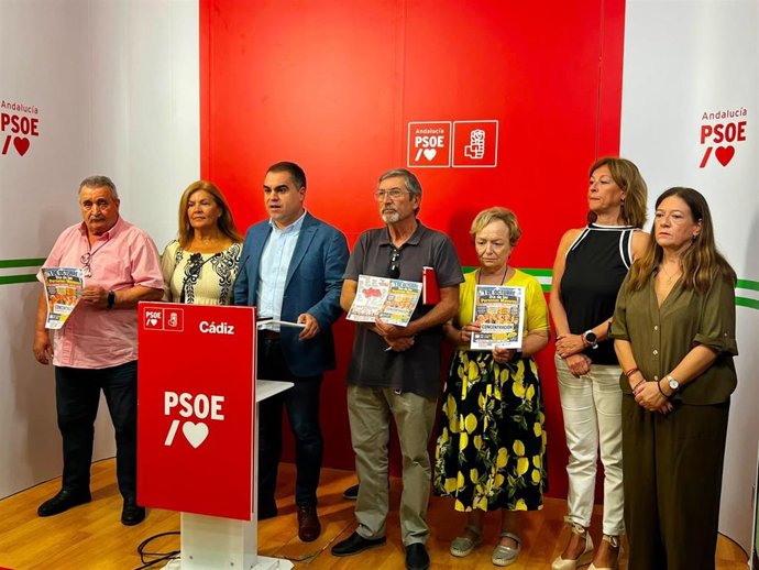 El secretario de Organización del PSOE en Cádiz, Juan Cornejo, con sindicatos para apoyar su movilización por el Día de los Mayores.
