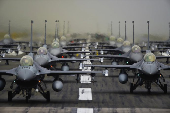 Archivo - Arquivo - 1º de outubro de 2019, Spangdahlem, Renânia-Palatinado, Alemanha: Aeronaves F-16 Fighting Falcons da Força Aérea dos EUA, pertencentes à 52ª Ala de Caça, alinham-se em formação na pista para uma exibição de força chamada “elephant walk