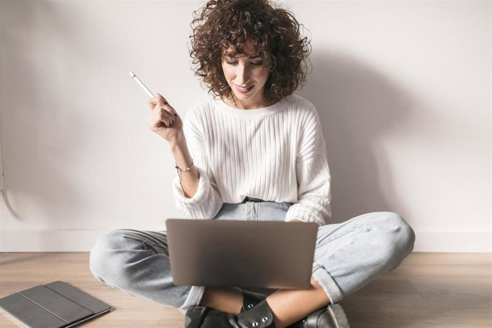 Archivo - Mujer utilizando un ordenador.