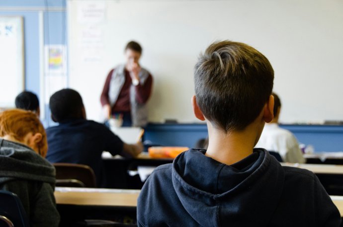 Un profesor imparte docencia en un aula.