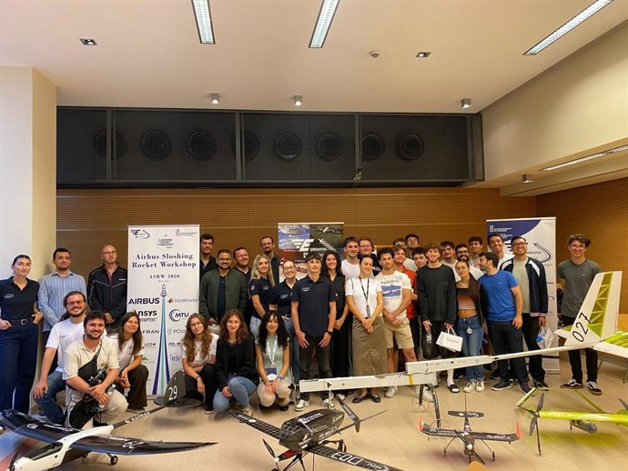 Estudiantes de la Escuela Superior de Ingeniería con los aviones no tripulados creados.