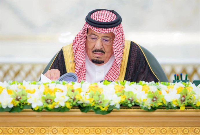 Archivo - Arquivo - 30 de junho de 2026, Cidade de Gaza, Faixa de Gaza, Arábia Saudita: O rei Salman bin Abdulaziz Al Saud, da Arábia Saudita, preside uma reunião do gabinete em Jeddah, na Arábia Saudita, em 30 de junho de 2026