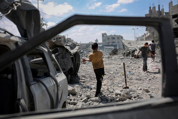 22 de setembro de 2026, Cidade de Gaza, Faixa de Gaza, Território Palestino: Palestinos inspecionam os danos após um ataque israelense ter atingido uma casa pertencente à família Kraim no bairro de al-Tuffah, a leste da Cidade de Gaza, em 22 de setembro d
