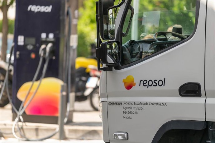 Archivo - Un camión en la Estación de servicio Alfonso XIII de Repsol.