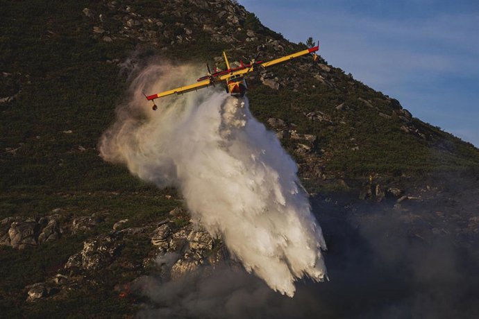 Un hidroavión trabaja en las tareas de extinción del incendio de Porto do Son, a 21 de septiembre de 2026, en Porto do Son, A Coruña, Galicia (España). Un incendio forestal se encuentra activo en el municipio coruñés de Porto do Son este lunes, en el cual