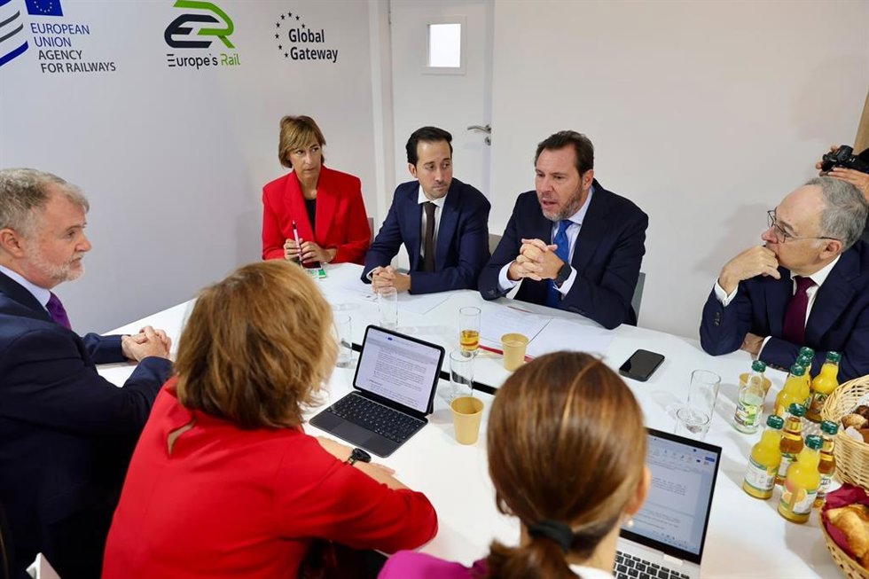El ministro de Transportes y Movilidad Sostenible, Óscar Puente, en una reunión durante la feria internacional Innotrans, a 22 de septiembre de 2026.