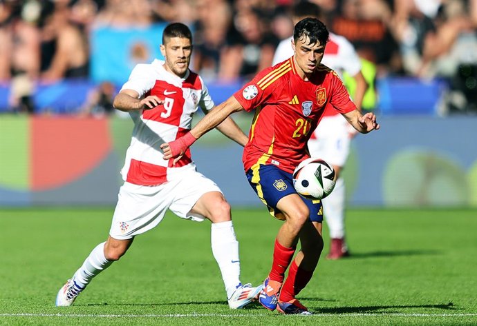 Archivo - 15 June 2024, Berlin: Croatia's Andrej Kramaric (L) and Spain's Pedri battle for the ball during the UEFA Euro 2024 group B soccer match between Spain and Croatia at the Olympiastadion. Photo: Andreas Gora/dpa