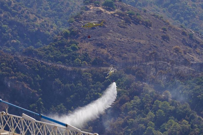 Medios aéreos en las labores de extinción del incendio forestal declarado en Benahavís (Málaga). Imagen de archivo. 