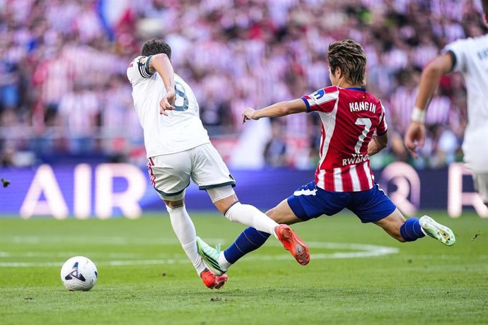 La acción entre Fede Valverde y Kang-In Lee en el Atlético de Madrid-Real Madrid