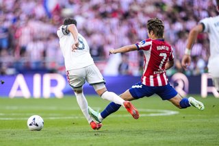 Federico Valverde of Real Madrid CF and Kang-in Lee of Atletico de Madrid in action during the Spanish League, LaLiga EA Sports, football match played between Atletico de Madrid and Real Madrid CF at Riyadh Air Metropolitano stadium on September 20, 2026,