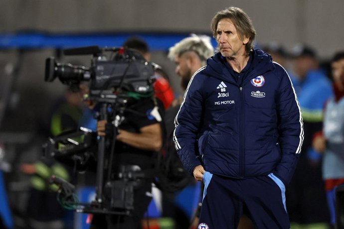 Futbol, Chile vs Ecuador. Primera rueda, clasificatorias al Mundial 2026. El entrenador de la seleccion chilena Ricardo Gareca es fotografiado durante el partido clasificatorio al Mundial 2026 contra Ecuador disputado en el estadio Nacional de Santiago,