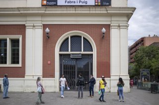 Archivo - Arxivo - Diverses persones en l'estació de Renfe i Metre 'Fabra i Puig', a 12 de maig de 2024, a Barcelona, Catalunya (Espanya)