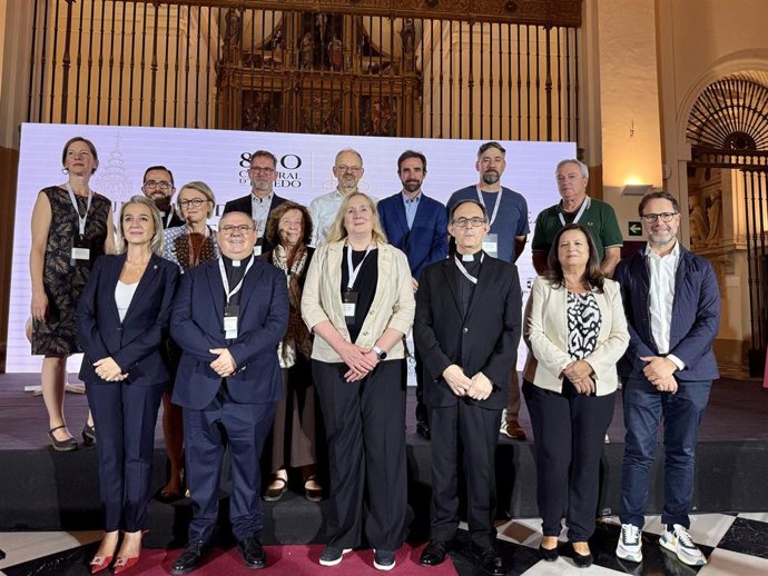 Foto de familia de la inauguración del encuentro.