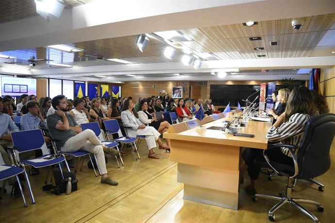 La eurodiputada del PP Rosa Estaràs inverviene en un acto de la Comisión de Derechos de la Mujer e Igualdad de Género del Parlamento Europeo.