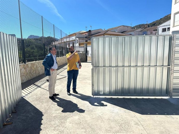 El delegado territorial de Educación en Málaga, Miguel Briones, supervisa las actuaciones de seguridad y adecuación del CEIP Nuestra Señora del Rosario.