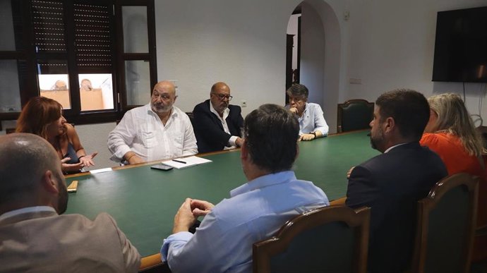 Un momento de la reunión con el delegado territorial de Justicia.