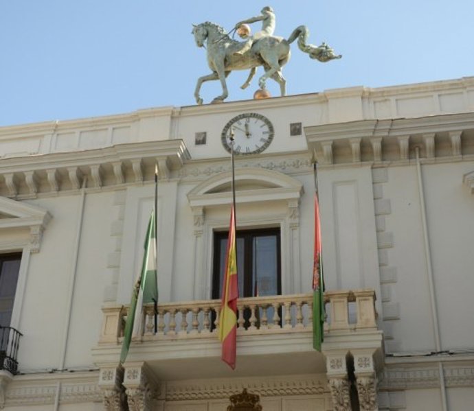 Archivo - Fachada del Ayuntamiento de Granada. Imagen de archivo. 