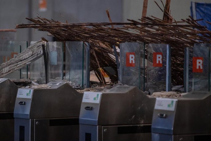 Deprendimiento del falso techo de cañizo sobre la línea de peajes de la estación de tren de Fabra i Puig de Barcelona