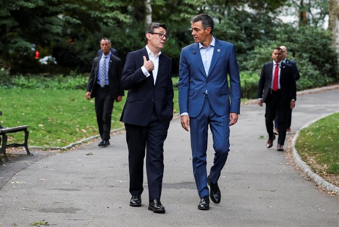 El presidente del Gobierno, Pedro Sánchez, junto al primer ministro británico, Andy Burnham, en Central Park, Nueva York durante la Asamblea General de la ONU.