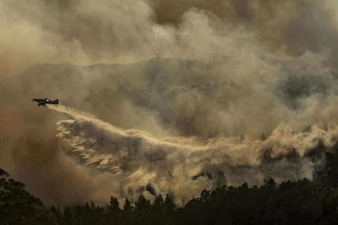 Un hidroavión trabaja en las tareas de extinción del incendio de Porto do Son, a 21 de septiembre de 2026, en Porto do Son