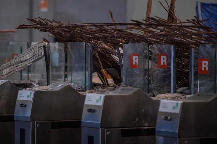 Deprendimiento del fals sostre de cañizo sobre la línia de peatges de l'estació de tren de Fabra i Puig de Barcelona