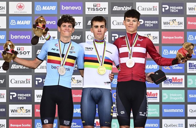 Vic de Smet, Benjamín Noval y Malthe Risbjerg en el podio de la contrarreloj júnior de los Mundial de ciclismo en carretera