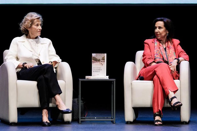 La escritora Julia Navarro (i) y la ministra de Defensa, Margarita Robles (d), durante la presentación de la novela ‘Una familia moderna’, a 22 de septiembre de 2026, en Madrid (España).